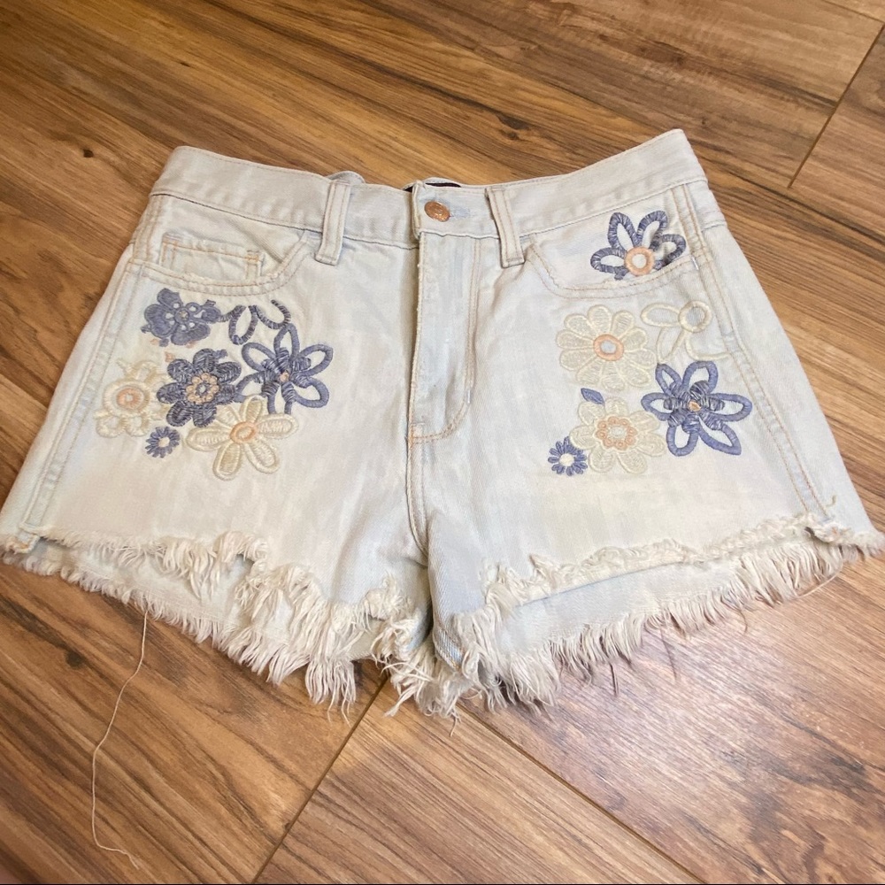 Hollister High Rise Short Short Floral Embroidered